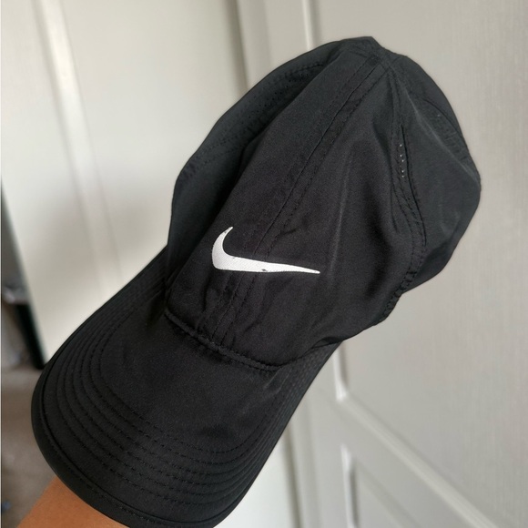 Nike Black and White Sports Hat - Picture 4 of 4